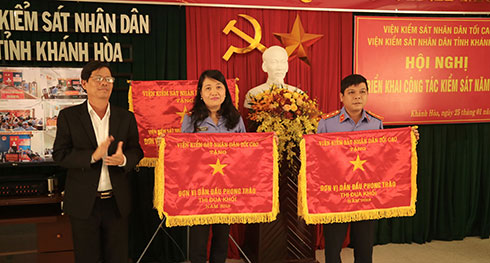 Ông Nguyễn Tấn Tuân tặng cờ cho các tập thể.
