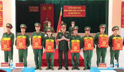 Lãnh đạo Bộ CHQS tỉnh Khánh Hòa tặng quà cho các quân nhân xuất ngũ.