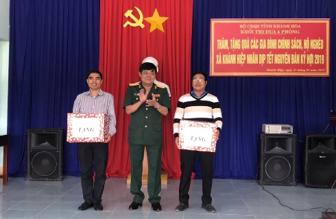 Tặng quà Tết cho 20 hộ nghèo, gia đình chính sách xã Khánh Hiệp