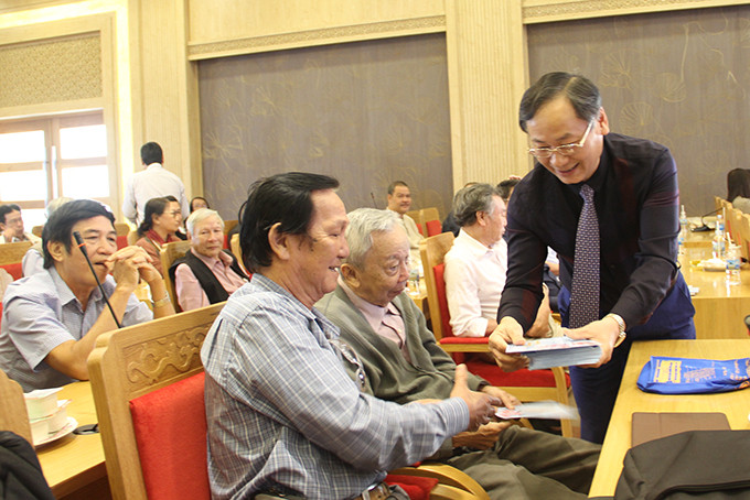 Ông Nguyễn Đắc Tài chúc tết các văn nghệ sĩ tiêu biểu của tỉnh. 