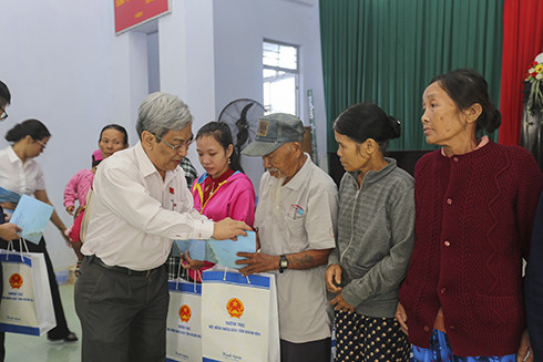 Đồng chí Lê Xuân Thân tặng quà Tết cho các hộ nghèo xã Ninh Trung.