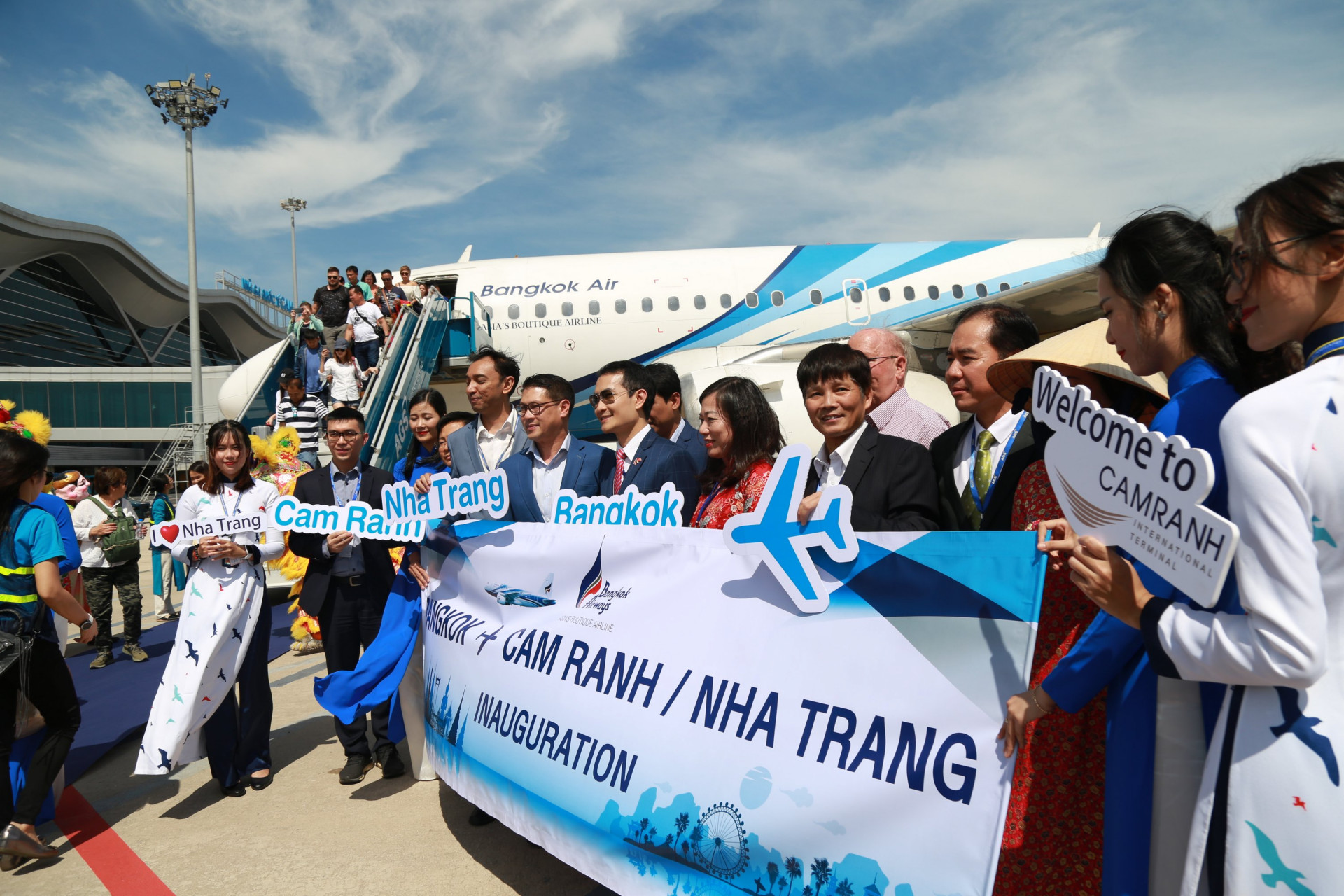Đại diện của Sở Du lịch Khánh Hòa, hãng hàng không Bangkok Airways chào đón du khách đến Khánh Hòa