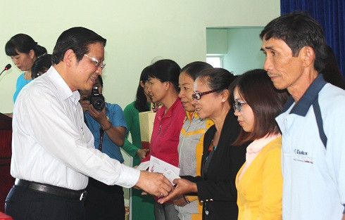 Ông Phan Đình Trạc trao quà Tết cho người lao động có hoàn cảnh khó khăn.