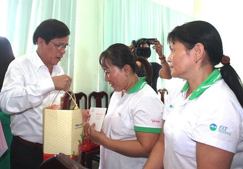 Ông Nguyễn Tấn Tuân trao quà tết cho người lao động.