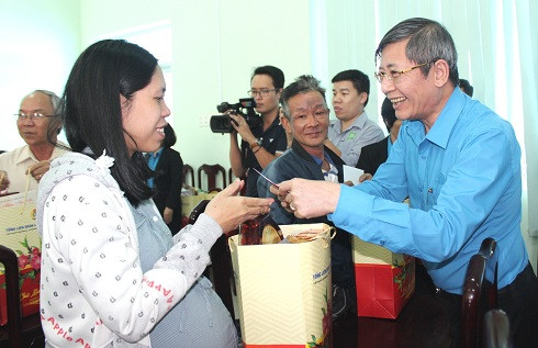 Ông Trần Thanh Hải trao quà Tết cho người lao động.