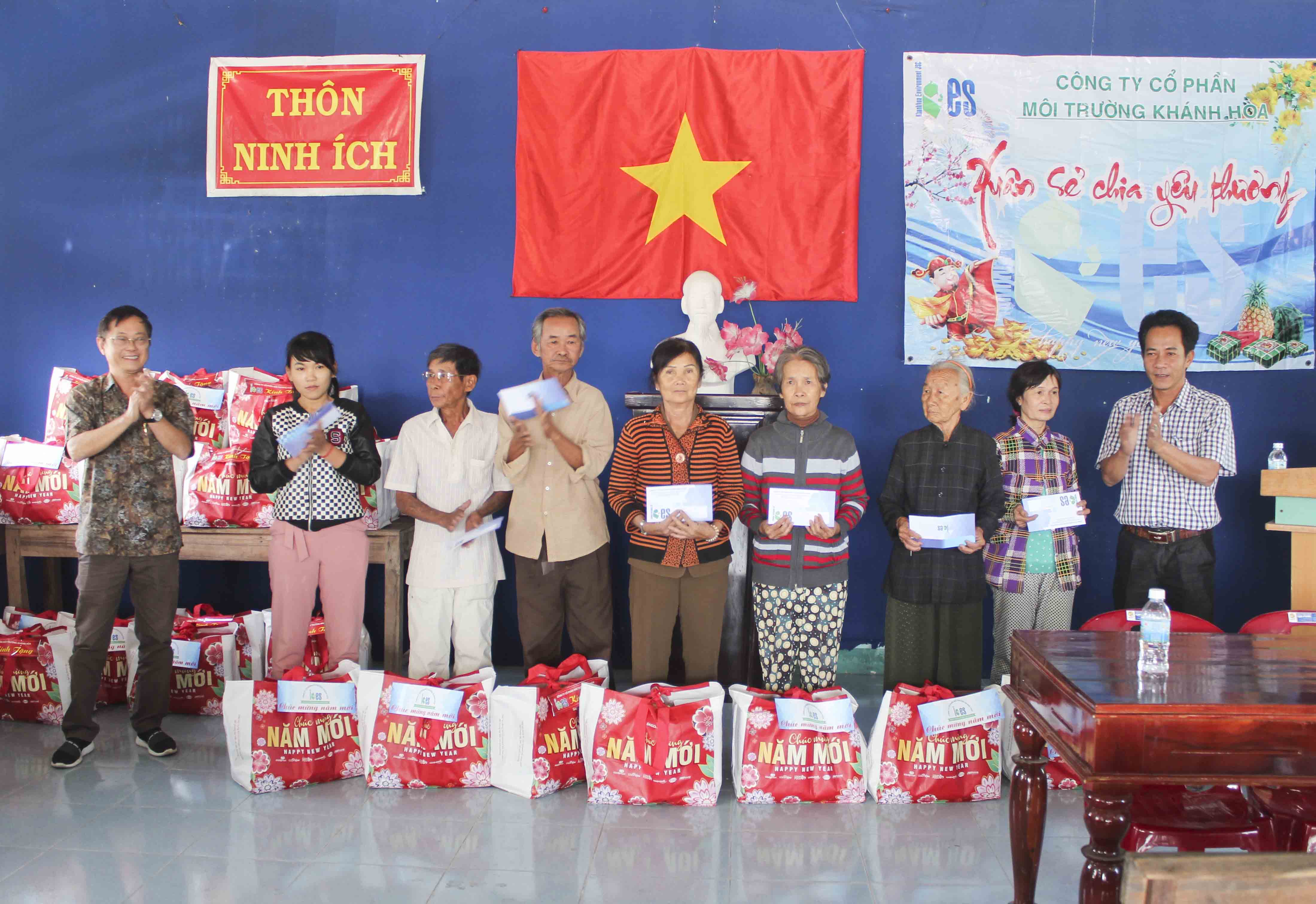 Tặng 55 phần quà cho người dân thôn Ninh Ích