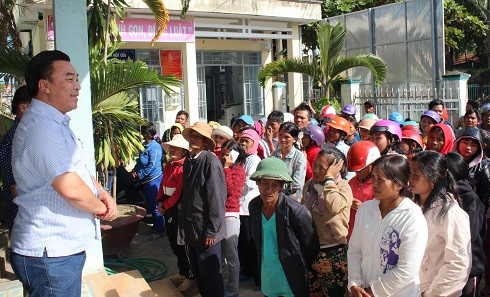 Ông Đoàn Minh Long - Chủ tịch Hội Nhà báo tỉnh thăm hỏi, chúc tết bà con.