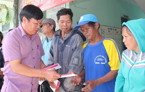 Đại diện Văn phòng Thường trú Báo Văn Hóa khu vực Nam Trung Bộ và Tây Nguyên trao quà Tết cho bà con.