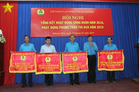 Ông Trần Thanh Hải trao cờ thi đua cho các tập thể xuất sắc.