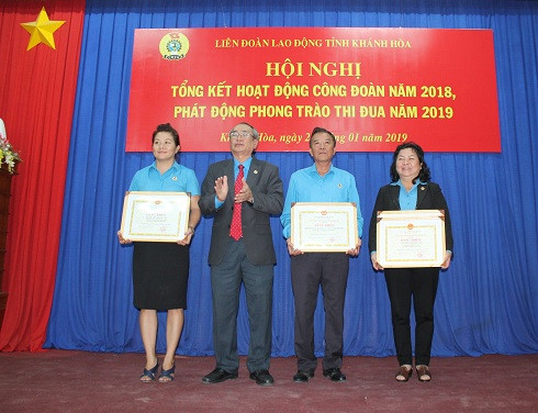 Ông Nguyễn Hòa - Chủ tịch Liên  đoàn Lao động tỉnh trao bằng khen cho những tập thể, cá nhân xuất sắc.