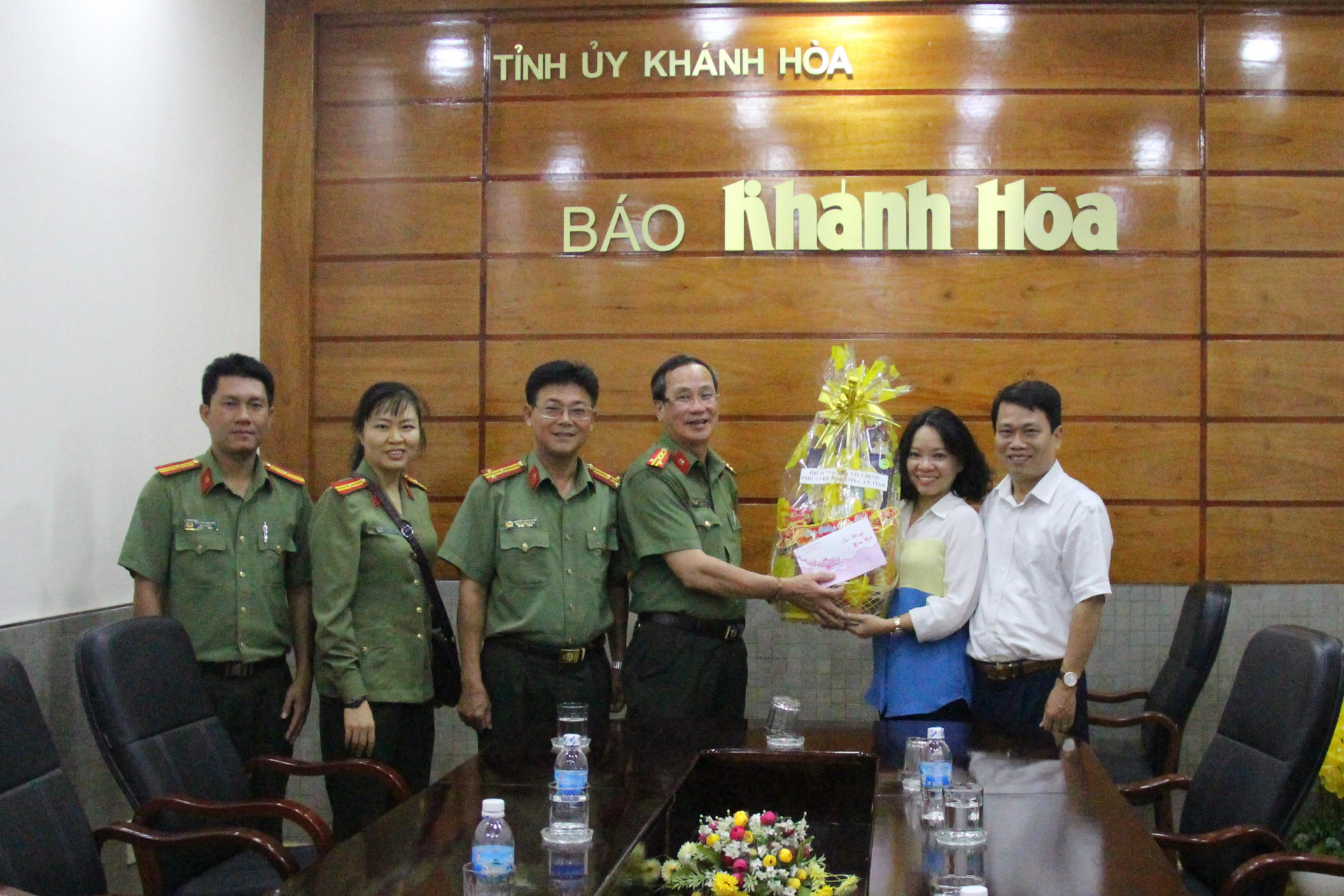 Lãnh đạo Công an tỉnh tặng quà, chúc Tết lãnh đạo Báo Khánh Hoà 