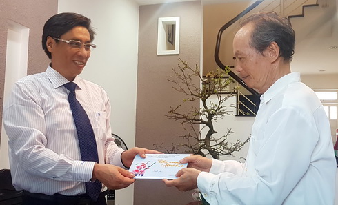 Chủ tịch tỉnh Khánh Hòa thăm, chúc Tết gia đình cán bộ chủ chốt tỉnh đã từ trần