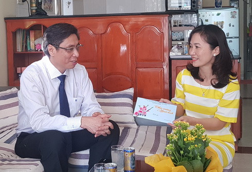 Chủ tịch tỉnh Khánh Hòa chúc Tết gia đình ông Võ Hòa.