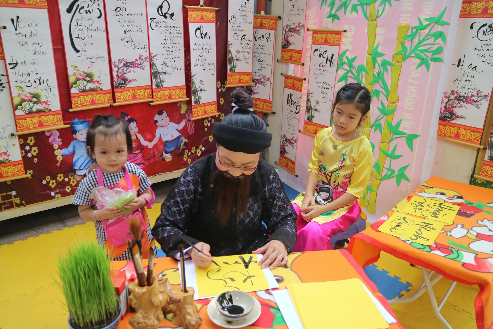 Trường Mầm non 8-3 tổ chức hội chợ Xuân