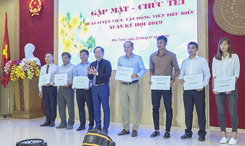 Đồng chí Nguyễn Đắc Tài trao phần thưởng cho các đội tuyển đạt thành tích cao.