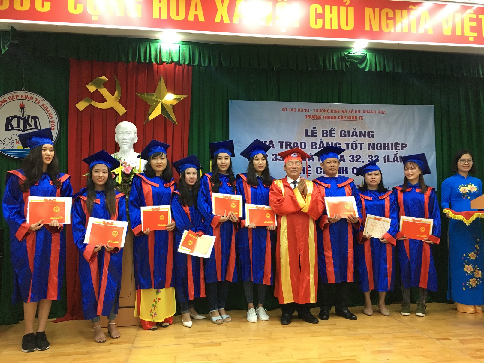 Trường Trung cấp Kinh tế Khánh Hòa trao bằng tốt nghiệp cho 24 học sinh