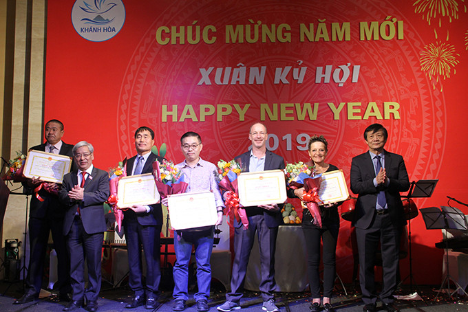Ông Lê Xuân Thân (thứ 2 trái qua) và ông Trần Sơn Hải (phải) trao bằng khen cho đại diện các tập thể. 