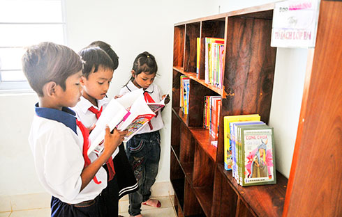 Học sinh Trường Tiểu học Khánh Hòa - Jeju (huyện Cam Lâm) đọc sách từ Tủ sách lớp em do Báo Khánh Hòa tặng. 