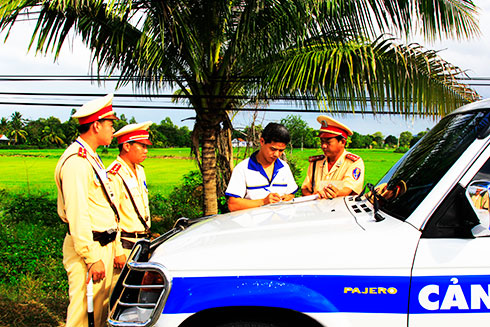 Hiểm họa từ xe "độ" đèn chiếu sáng