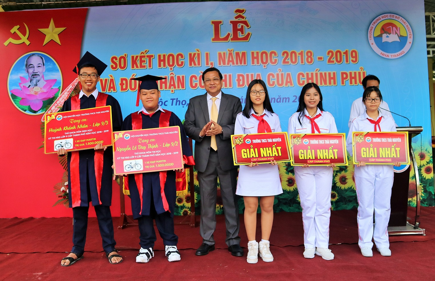 Lãnh đạo TP. Nha Trang trao thưởng cho các học sinh đạt giải nhất kỳ thi học sinh giỏi cấp thành phố. 