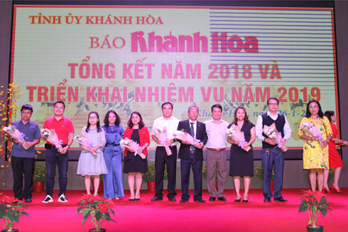 Ban Biên tập Báo Khánh Hòa tặng hoa cảm ơn các doanh nghiệp, cá nhân đã đồng hành cùng báo trong năm 2018