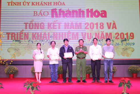 Ban Giám đốc Công an tỉnh Khánh Hòa khen thưởng tập thể, cá nhân của Báo Khánh Hòa về tuyên truyền phong trào toàn dân bảo vệ an ninh tổ quốc