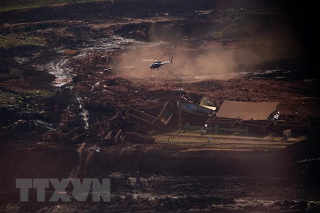 Toàn cảnh bùn đất từ hồ chứa tràn xuống, phá hủy nhà cửa, vật dụng của cư dân thị trấn Vila Ferteco, bang Minas Gerais, Brazil sau khi vỡ đập, ngày 25/1/2019. (Ảnh: THX/TTXVN)
