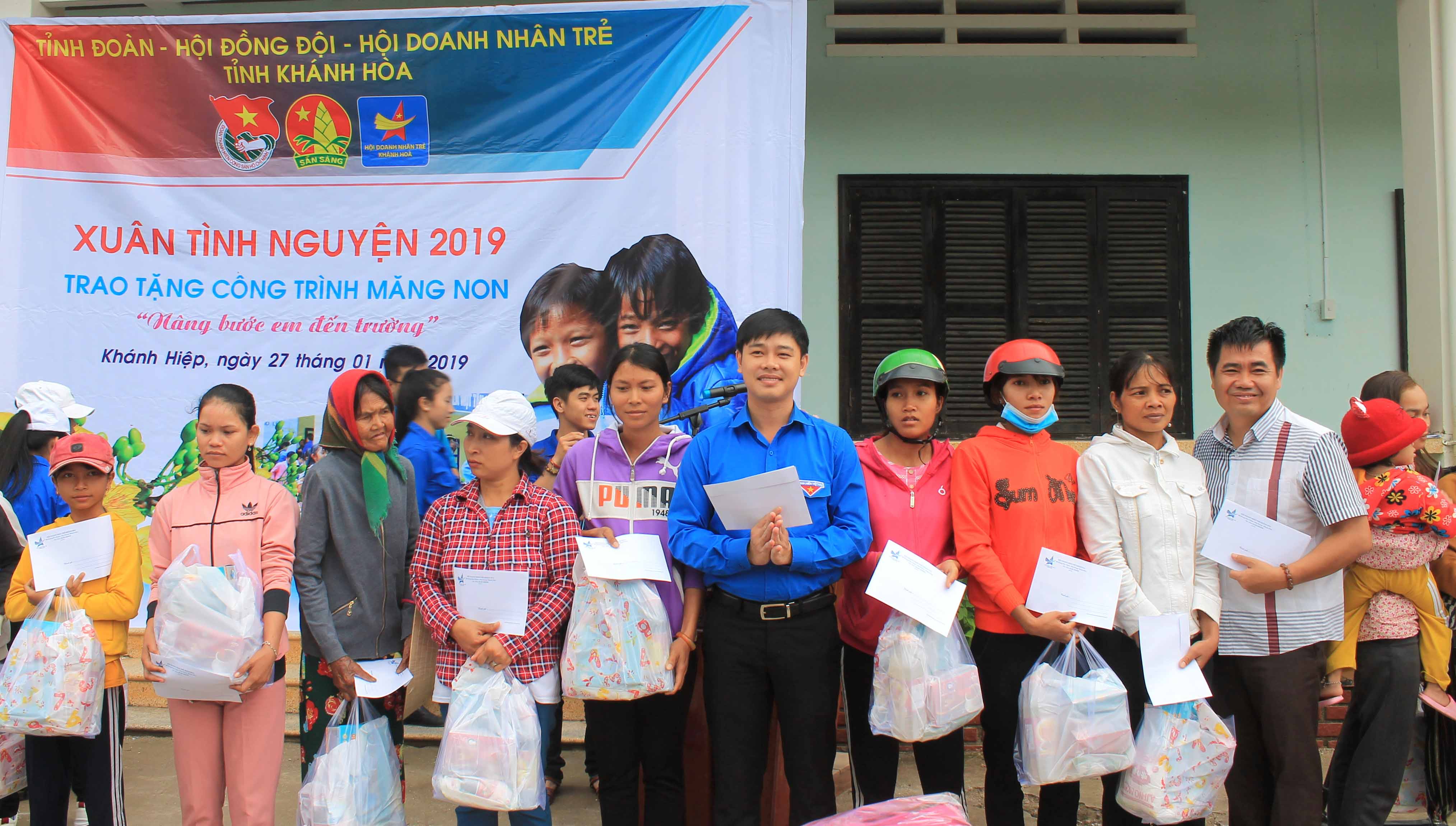 Trao quà Tết cho học sinh, người dân xã Khánh Hiệp