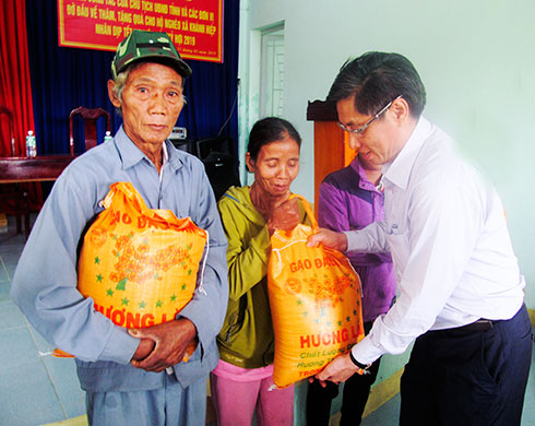 Đồng chí Lê Đức Vinh trao quà cho hộ nghèo xã Khánh Hiệp.