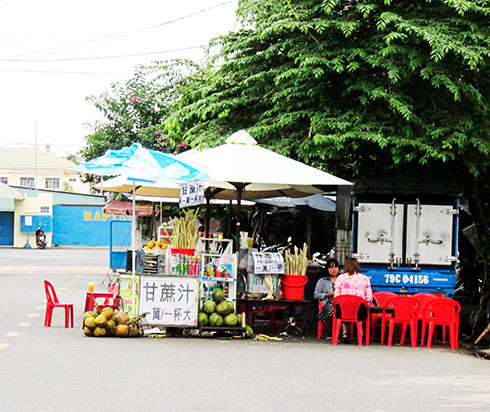 Bán hàng dưới lòng đường