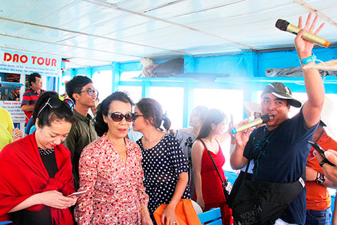 Hướng dẫn viên du lịch hướng dẫn khách đi tour 4 đảo trong vịnh Nha Trang.