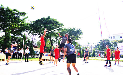 Tiếp đoàn sĩ quan trẻ và học viên Hải quân Singapore