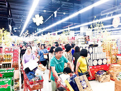 Khách hàng mua sắm Tết tại một siêu thị ở Nha Trang.
