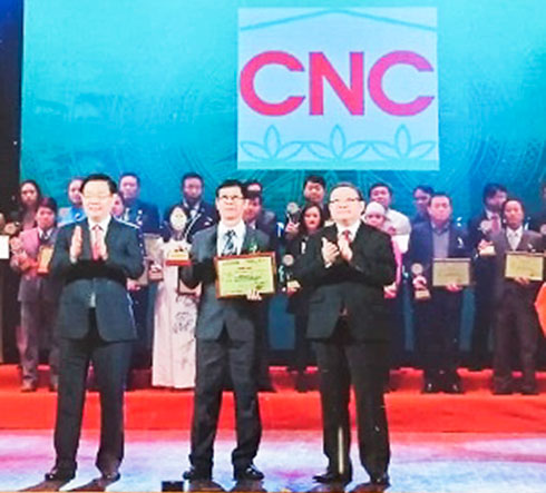 Representative of Khanh Hoa High Technology Center receives certificate