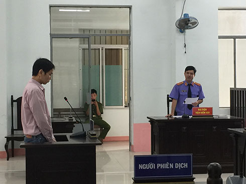 Lừa chiếm đoạt tiền của khách hàng