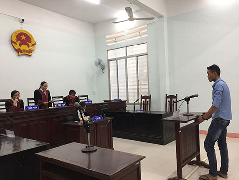 Dùng dao... đòi nợ giùm!