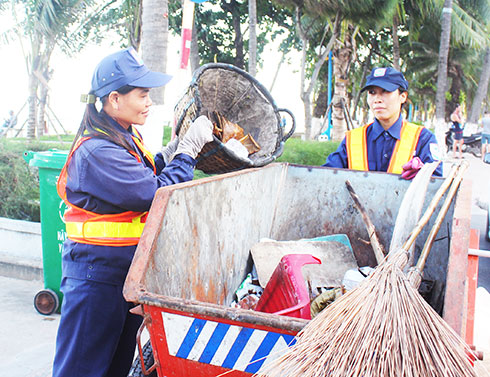 Những công nhân vệ sinh môi trường luôn phải đón giao thừa muộn  để mang lại vẻ đẹp cho thành phố.