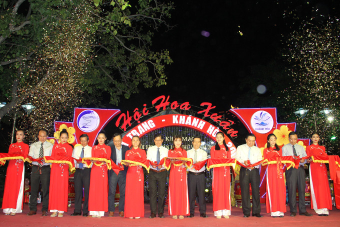 Các đại biểu thực hiện nghi thức cắt băng khai mạc Hội Hoa xuân Nha Trang - Khánh Hòa 2019.
