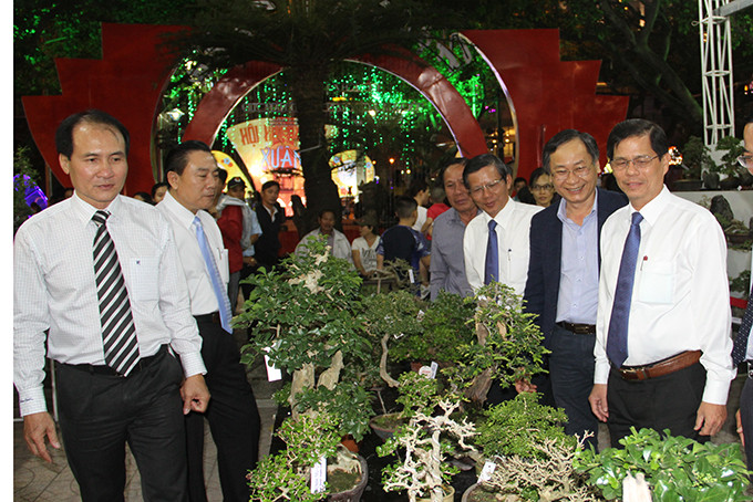 Lãnh đạo tỉnh và TP.Nha Trang đi tham quan Hội Hoa xuân. 