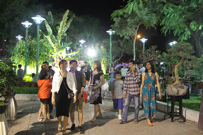 Rất đông người dân và du khách đến xem Hội Hoa xuân. 