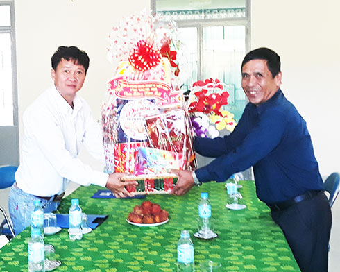 Thăm, tặng quà Tết tại các địa phương, đơn vị