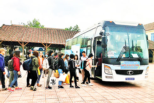 Chuyến xe “Xuân yêu thương” của Trường Đại học Nha Trang đưa sinh viên về quê đón Tết. 