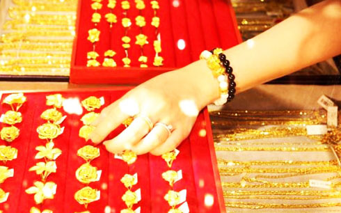 Giá vàng SJC giảm khi giá vàng thế giới tăng đột biến