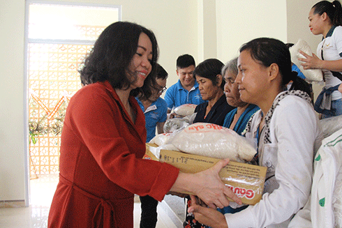 Bà Thái Thị Lệ Hằng – Phó Tổng Biên tập Báo Khánh Hòa trao quà cho người dân