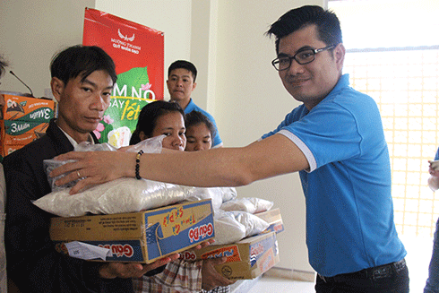 Lãnh đạo Khách sạn Mường Thanh Luxury Nha Trang trao quà cho các hộ nghèo