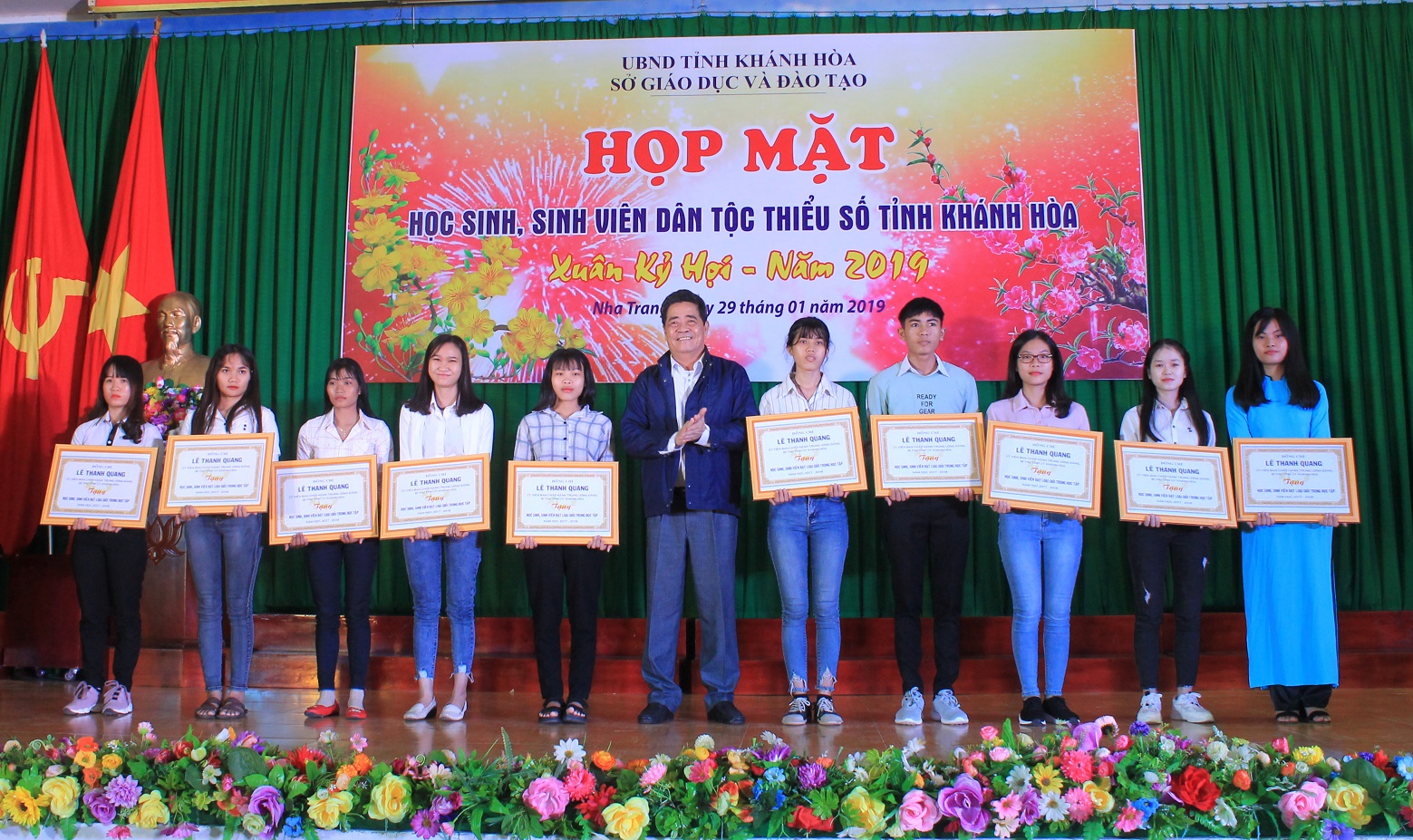 Ông Lê Thanh Quang trao phần thưởng cho các học sinh, sinh viên. 