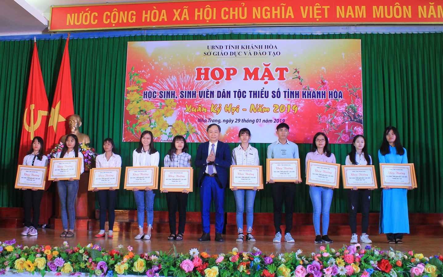 Ông Nguyễn Đắc Tài trao phần thưởng của UBND tỉnh cho các học sinh, sinh viên. 