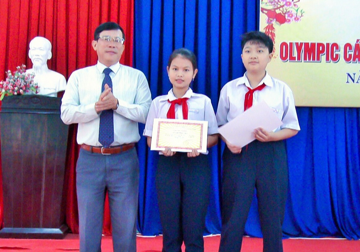 Lãnh đạo Phòng Giáo dục và Đào tạo TP. Nha Trang trao thưởng cho các học sinh đạt giải nhất. 