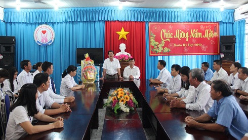 Ông Nguyễn Tấn Tuân chúc Tết tại Trung tâm Bảo trợ xã hội Khánh Hòa.