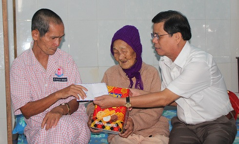 Ông Nguyễn Tấn Tuân đã tới thăm, chúc Tết, tặng quà cho mẹ con bà Trần Thị Điễu.